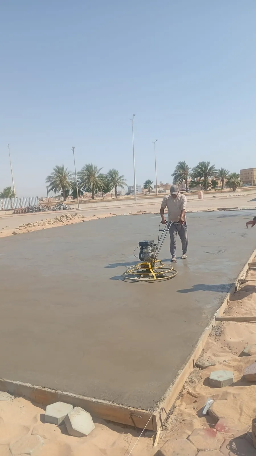 صب القاعدة الخرسانية لملعب البادل وتسويتها بآلة الصقل