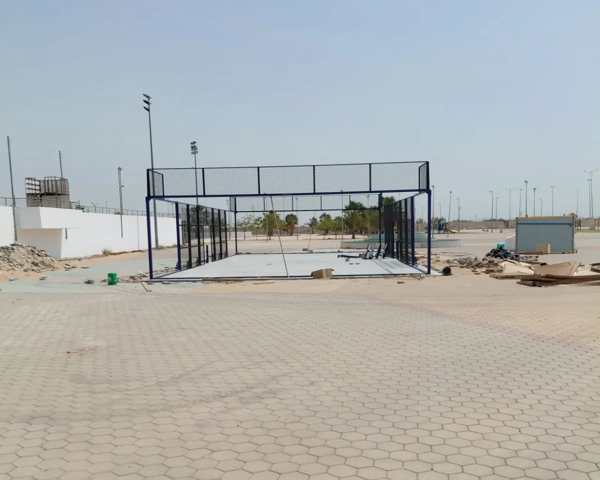 هيكل ملعب بادل حديدي مثبت على قاعدة خرسانية أثناء التنفيذ